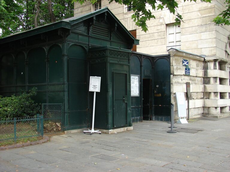 Entrance the the Paris Catacombs