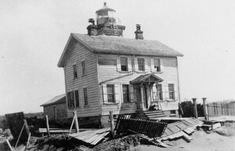 Dilapidated Yaquina Bay Lighthouse, early 1900