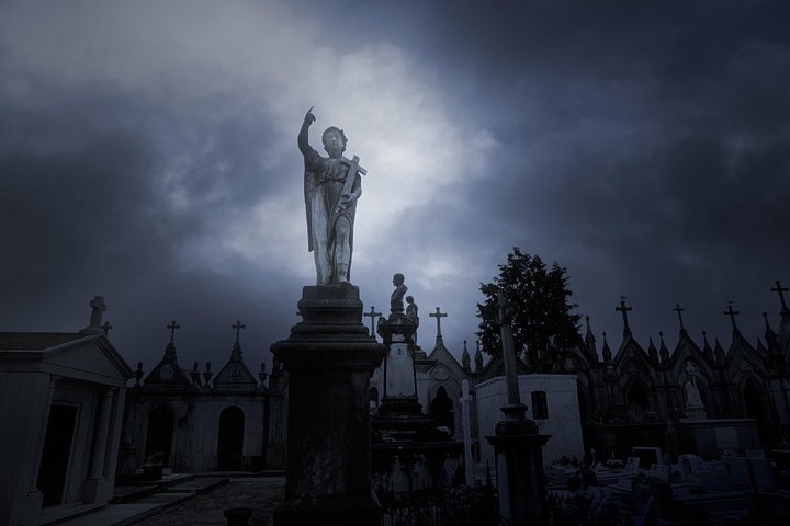 Cemetery and Ghost BYOB Bus Tour in New Orleans