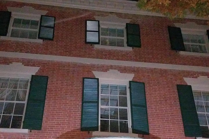 Face in window at Gardner Pingree House
