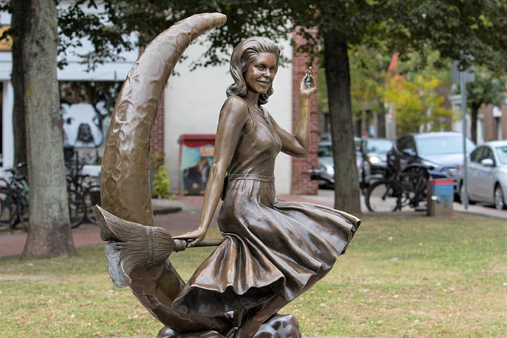 Samantha statue