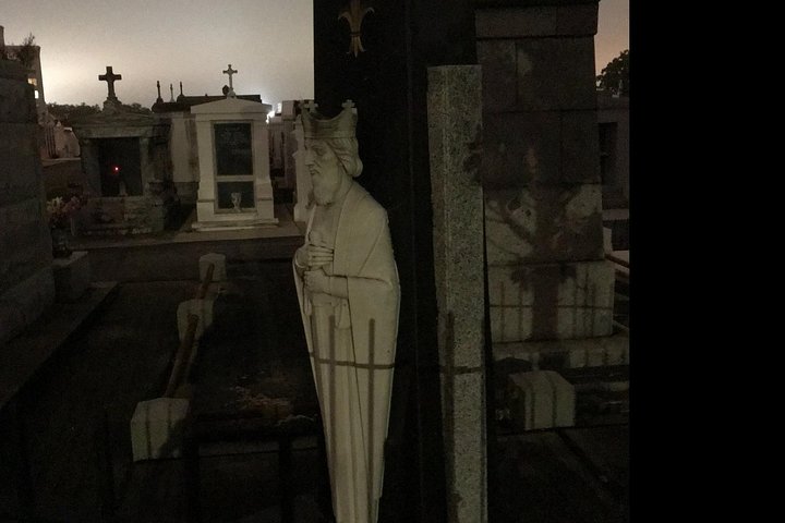 New Orleans Dead of Night Ghosts and Cemetery Bus Tour