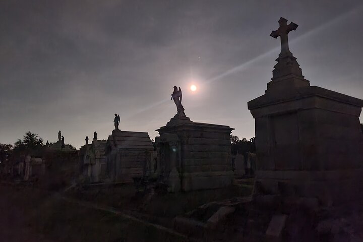 New Orleans Dead of Night Ghosts and Cemetery Bus Tour