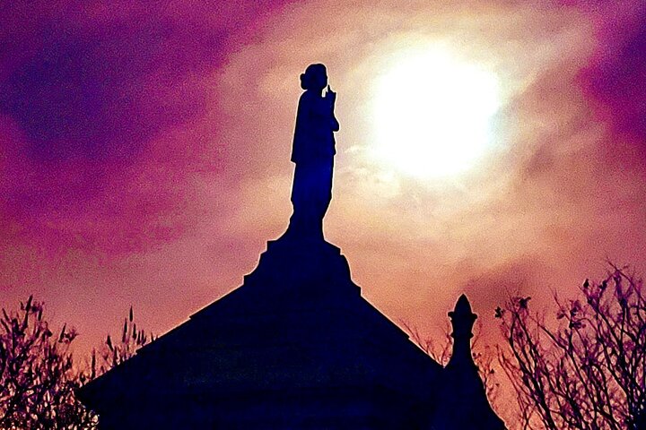 New Orleans Dead of Night Ghosts and Cemetery Bus Tour