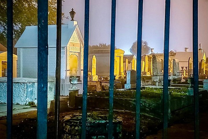 New Orleans Dead of Night Ghosts and Cemetery Bus Tour