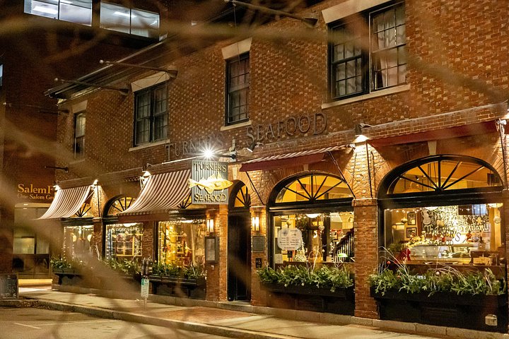 Salem Booze and Brews Haunted Pub Crawl by US Ghost Adventures