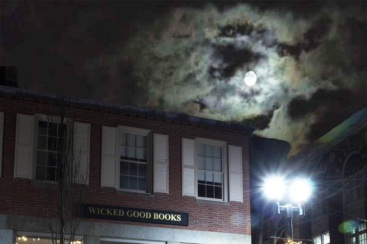 Experience spine-tingling shivers on a ghostly adventure like no other.
