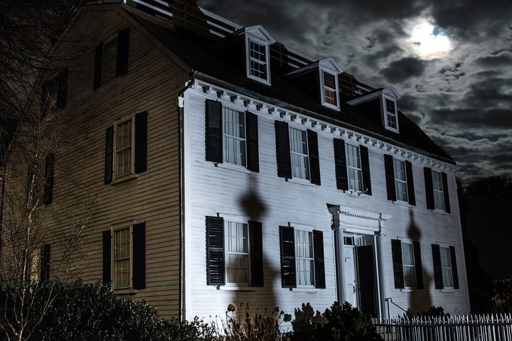 Join US Ghost Adventures for a late-night, spine-tingling journey through haunted Salem.
