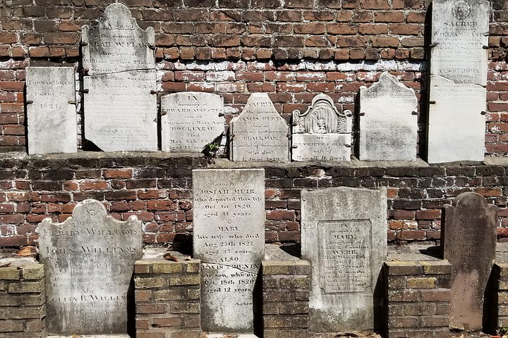 Tombstones at Colonial Park Cemetary