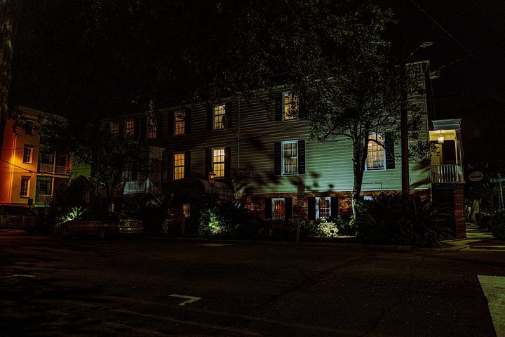 Join US Ghost Adventures for a late-night, spine-tingling journey through haunted Savannah.