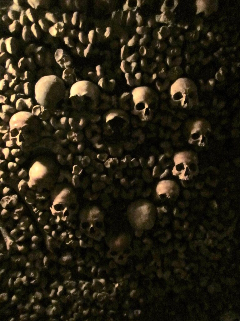 Skulls in the shape of a heart, Paris catacombs
